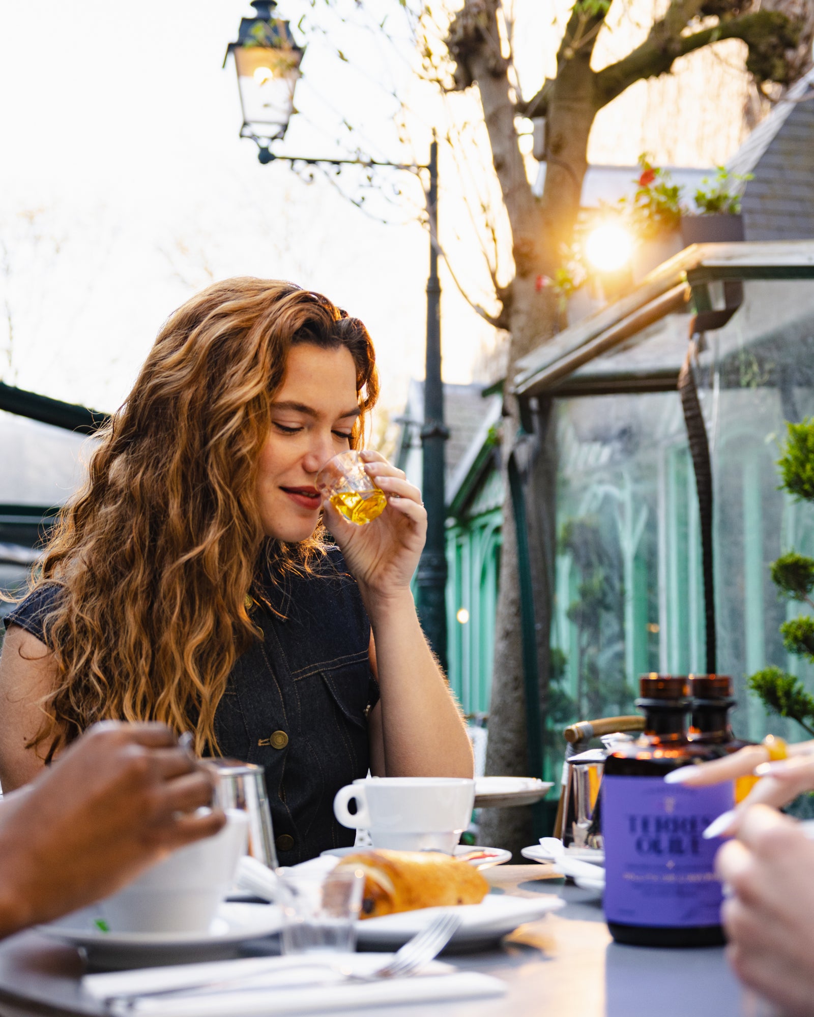 Le rituel matin, un shot d'huile d'olive à jeun, en terrasse